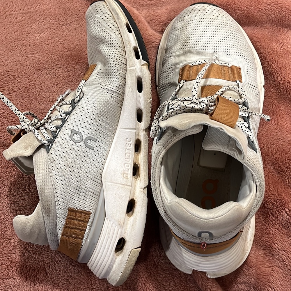 Women’s on clouds size 6.5!! Super comfy